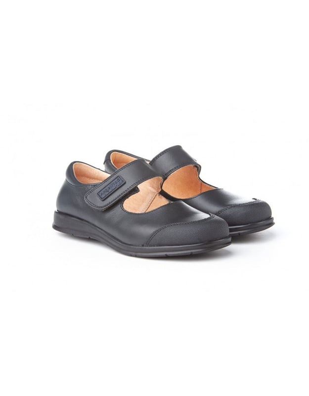 Eine klassische Linie. Bequem und flexibel, ideal für Schuluniformen. Schulballerina-Schuh aus Rindslackleder mit Go & Back-Klettverschlusssystem. Der Innenraum besteht aus Naturlederfutter, Zehen- und Fersenschutz, Innensohle mit anatomischem Steg und rutschfester Gummisohle. In Spanien entworfene und hergestellte Schuhe.