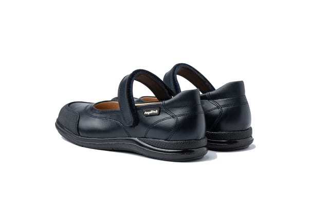 Een klassieke lijn. Comfortabel en flexibel, ideaal voor schooluniformen. Schoolschoen type ballerina gemaakt van lakleer met Go & Back klittenbandsluiting. Het interieur is gemaakt met een voering van natuurlijk leer, teen- en hielbeschermer, binnenzool met anatomische brug en antislip rubberen zool. Schoenen ontworpen en vervaardigd in Spanje.