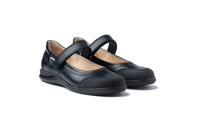 Een klassieke lijn. Comfortabel en flexibel, ideaal voor schooluniformen. Schoolschoen type ballerina gemaakt van lakleer met Go & Back klittenbandsluiting. Het interieur is gemaakt met een voering van natuurlijk leer, teen- en hielbeschermer, binnenzool met anatomische brug en antislip rubberen zool. Schoenen ontworpen en vervaardigd in Spanje.
