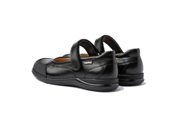 Een klassieke lijn. Comfortabel en flexibel, ideaal voor schooluniformen. Schoolschoen type ballerina gemaakt van lakleer met Go & Back klittenbandsluiting. Het interieur is gemaakt met een voering van natuurlijk leer, teen- en hielbeschermer, binnenzool met anatomische brug en antislip rubberen zool. Schoenen ontworpen en vervaardigd in Spanje.