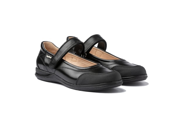 Een klassieke lijn. Comfortabel en flexibel, ideaal voor schooluniformen. Schoolschoen type ballerina gemaakt van lakleer met Go & Back klittenbandsluiting. Het interieur is gemaakt met een voering van natuurlijk leer, teen- en hielbeschermer, binnenzool met anatomische brug en antislip rubberen zool. Schoenen ontworpen en vervaardigd in Spanje.