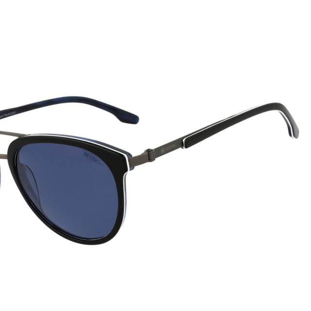 Si te gusta lucir lo último en moda y los accesorios son vitales para el conjunto de tu imagen, no te quedes sin las Gafas de Sol Hombre Kodak FI40004.

Forma y diseño:
Estas gafas de sol hombre Kodak cuentan con una forma cat-eye suave y doble puente.

Material de la montura:
Fabricadas en acetato, un material ligero, duradero y de excelente calidad, estas gafas de sol ofrecen comodidad y un acabado refinado.

Patillas:
Las patillas también están hechas de acetato, a juego con el material de la montura.

Detalles de la marca:
Incluyen el logotipo grabado de Kodak en las patillas, asegurando autenticidad y calidad en el diseño.

Lentes:
Polarizadas: Sí.
Progresión: Sí, compatibles con lentes progresivos.
Graduación: Sí, adaptables a lentes graduadas.
100% protección UV400.

El color de las lentes de las gafas de sol puede variar ligeramente con respecto a las imágenes debido a efectos de iluminación o ajustes en el acabado del material, ¡pero siempre conservarán su estilo y calidad!
 Medidas: Alto lente: 46 mm. Ancho lente: 55 mm. Puente: 19 mm. Patillas: 145 mm.
 Composición: Acetato
 Cuidados:
Usar un paño de microfibra para limpiar las lentes y evitar rayaduras.