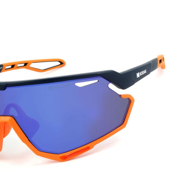 These Kodak men's sports sunglasses combine a futuristic, wraparound design with ergonomic details that offer maximum protection and style.

 Shape and design:
 - Kodak shield sunglasses with a single wraparound lens, ideal for full coverage.

 Frame Material:
 - Made of TR90 Nylon, an ultra-light, flexible and resistant material, these sunglasses guarantee comfort all day long.

 Sideburns:
 - The temples are also made of TR90, matching the frame material.

 Brand details:
 - Kodak branding on temples.

 Glasses:
 - Polarized: No.
 - Progression: Not allowed.
 - Graduation: Not allowed.
 - 100% UV400 protection.

 The color of the sunglasses lenses may vary slightly from the images due to lighting effects or adjustments in the material finish, but they will always retain their style and quality!
 Measures: Lens height: 54 mm. Lens width: 145 mm. Bridge: 0 mm. Temples: 125 mm.
 Composition: Nylon TR90
 Care:
Use a microfiber cloth to clean the lenses and avoid scratches.