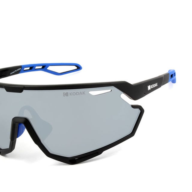 These Kodak men's sports sunglasses combine a futuristic, wraparound design with ergonomic details that offer maximum protection and style.

 Shape and design:
 - Kodak shield sunglasses with a single wraparound lens, ideal for full coverage.

 Frame Material:
 - Made of TR90 Nylon, an ultra-light, flexible and resistant material, these sunglasses guarantee comfort all day long.

 Sideburns:
 - The temples are also made of TR90, matching the frame material.

 Brand details:
 - Kodak branding on temples.

 Glasses:
 - Polarized: No.
 - Progression: Not allowed.
 - Graduation: Not allowed.
 - 100% UV400 protection.

 The color of the sunglasses lenses may vary slightly from the images due to lighting effects or adjustments in the material finish, but they will always retain their style and quality!
 Measures: Lens height: 54 mm. Lens width: 145 mm. Bridge: 0 mm. Temples: 125 mm.
 Composition: Nylon TR90
 Care:
Use a microfiber cloth to clean the lenses and avoid scratches.