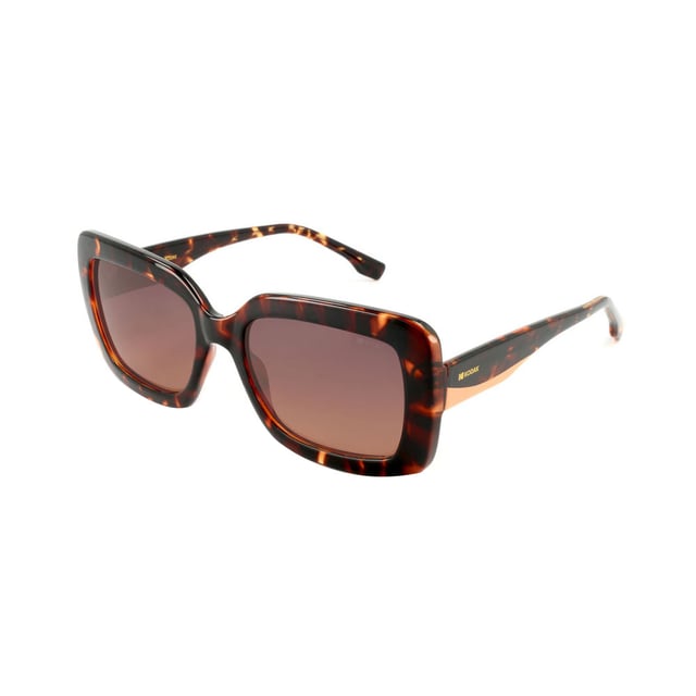 Estas gafas de sol para mujeres de Kodak combinan un diseño clásico y moderno con detalles discretos que añaden sofisticación.

Forma y diseño:
- Gafas de sol cuadradas de moda, ideales para un estilo versátil y atemporal.

Material del armazón:
- El armazón de estas gafas está hecho de policarbonato, un material conocido por su resistencia al impacto y ligereza.

Patillas:
- Las patillas también están hechas de policarbonato, coincidiendo con el material del armazón.

Detalles de la marca:
- Logotipo de Kodak en las patillas.

Lentes:
- Polarizadas: Sí.
- Progresivas: Sí, compatibles con lentes progresivas.
- Graduación: Sí, adaptables a tus necesidades visuales.
- Protección UV400 al 100%.

El color de las lentes de las gafas de sol puede variar ligeramente de las imágenes debido a efectos de iluminación o ajustes en el acabado del material, ¡pero siempre mantendrán su estilo y calidad! 
Medidas: Altura de la lente: 45 mm. Ancho de la lente: 52 mm. Puente: 18 mm. Patillas: 145 mm. 
Composición: Policarbonato 
Cuidado:
Utiliza un paño de microfibra para limpiar las lentes y evitar rayones.