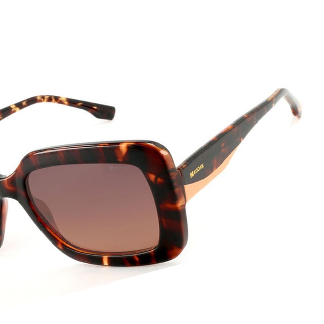 Estas gafas de sol para mujeres de Kodak combinan un diseño clásico y moderno con detalles discretos que añaden sofisticación.

Forma y diseño:
- Gafas de sol cuadradas de moda, ideales para un estilo versátil y atemporal.

Material del armazón:
- El armazón de estas gafas está hecho de policarbonato, un material conocido por su resistencia al impacto y ligereza.

Patillas:
- Las patillas también están hechas de policarbonato, coincidiendo con el material del armazón.

Detalles de la marca:
- Logotipo de Kodak en las patillas.

Lentes:
- Polarizadas: Sí.
- Progresivas: Sí, compatibles con lentes progresivas.
- Graduación: Sí, adaptables a tus necesidades visuales.
- Protección UV400 al 100%.

El color de las lentes de las gafas de sol puede variar ligeramente de las imágenes debido a efectos de iluminación o ajustes en el acabado del material, ¡pero siempre mantendrán su estilo y calidad! 
Medidas: Altura de la lente: 45 mm. Ancho de la lente: 52 mm. Puente: 18 mm. Patillas: 145 mm. 
Composición: Policarbonato 
Cuidado:
Utiliza un paño de microfibra para limpiar las lentes y evitar rayones.