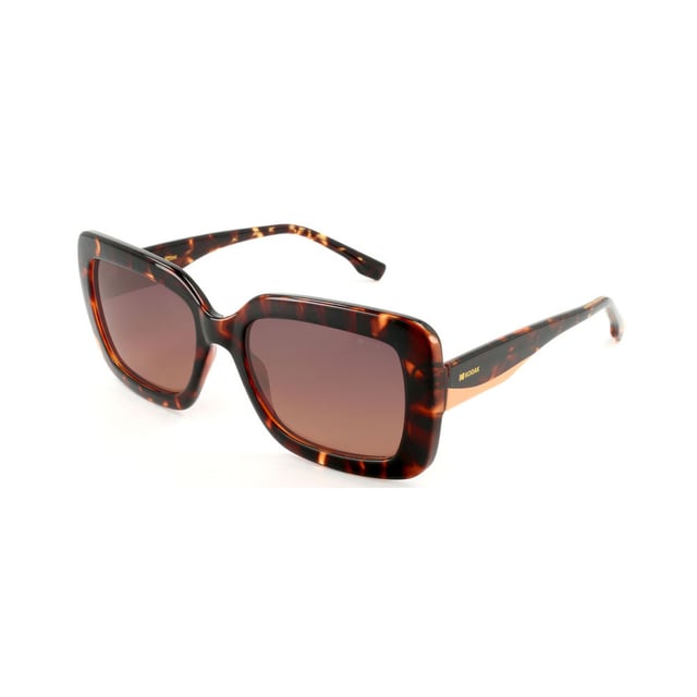 Estas gafas de sol para mujeres de Kodak combinan un diseño clásico y moderno con detalles discretos que añaden sofisticación.

Forma y diseño:
- Gafas de sol cuadradas de moda, ideales para un estilo versátil y atemporal.

Material del armazón:
- El armazón de estas gafas está hecho de policarbonato, un material conocido por su resistencia al impacto y ligereza.

Patillas:
- Las patillas también están hechas de policarbonato, coincidiendo con el material del armazón.

Detalles de la marca:
- Logotipo de Kodak en las patillas.

Lentes:
- Polarizadas: Sí.
- Progresivas: Sí, compatibles con lentes progresivas.
- Graduación: Sí, adaptables a tus necesidades visuales.
- Protección UV400 al 100%.

El color de las lentes de las gafas de sol puede variar ligeramente de las imágenes debido a efectos de iluminación o ajustes en el acabado del material, ¡pero siempre mantendrán su estilo y calidad! 
Medidas: Altura de la lente: 45 mm. Ancho de la lente: 52 mm. Puente: 18 mm. Patillas: 145 mm. 
Composición: Policarbonato 
Cuidado:
Utiliza un paño de microfibra para limpiar las lentes y evitar rayones.