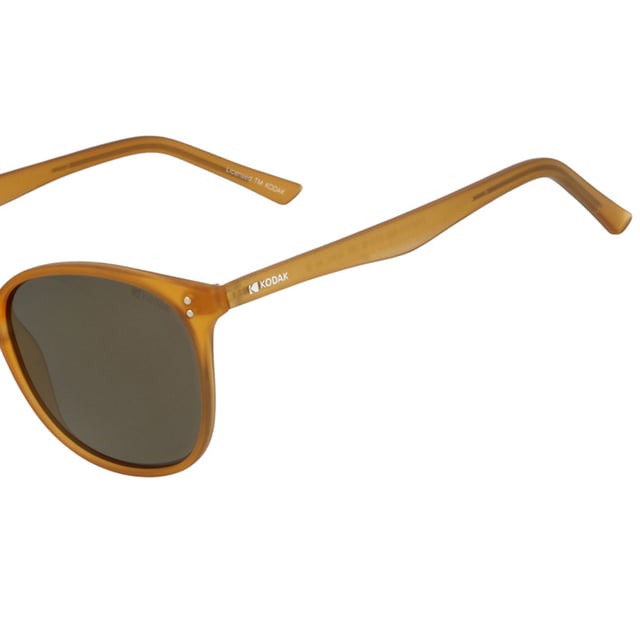 Round Sunglasses CF90015 Men-Women If you like to wear the latest in fashion and accessories are vital for your overall image, don't miss out on the Kodak CF90015 Unisex Sunglasses.
Shape and design:
- Kodak sunglasses with a classic round shape.
Frame Material:
- Made of TR90 Nylon, an ultra-light, flexible and resistant material, these sunglasses guarantee comfort all day long.
Sideburns:
- The temples are also made of TR90, matching the frame material.
Brand details:
- Kodak branding on temples.
Glasses:
- Polarized: No.
- Progression: Yes, compatible with progressive lenses.
- Graduation: Yes, adaptable to your visual needs.
- 100% UV400 protection.
The color of the sunglasses lenses may vary slightly from the images due to lighting effects or adjustments in the material finish, but they will always retain their style and quality!
Measures: Lens height: 41 mm. Lens width: 50 mm. Bridge: 18 mm. Temples: 145 mm.
Composition: Nylon TR90
Care:
Use a microfiber cloth to clean the lenses and avoid scratches.