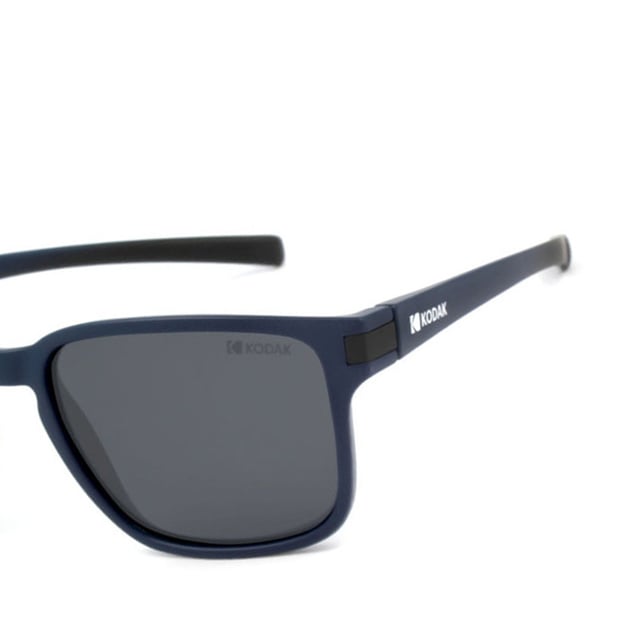 These Kodak men's sunglasses combine a classic, modern design with discreet details that add sophistication.

 Shape and design:
 - Kodak square sunglasses, ideal for a versatile and timeless style.

 Frame Material:
 - Made of TR90 Nylon, an ultra-light, flexible and resistant material, these sunglasses guarantee comfort all day long.

 Sideburns:
 - The temples are also made of TR90, matching the frame material.

 Brand details:
 - Kodak branding on the temples and one of the lenses.

 Glasses:
 - Polarized: Yes.
 - Progression: Yes, compatible with progressive lenses.
 - Graduation: Yes, adaptable to your visual needs.
 - 100% UV400 protection.

 The color of the sunglasses lenses may vary slightly from the images due to lighting effects or adjustments in the material finish, but they will always retain their style and quality!
 Measures: Lens height: 41 mm. Lens width: 54 mm. Bridge: 19 mm. Temples: 135 mm.
 Composition: Nylon TR90
 Care:
Use a microfiber cloth to clean the lenses and avoid scratches.