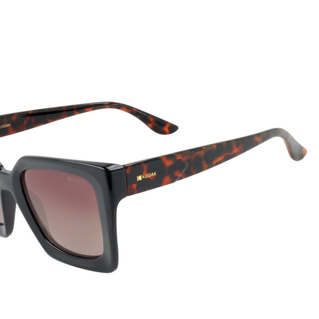 Diese Damen-Sonnenbrille von Kodak kombiniert ein klassisches und modernes Design mit diskreten Details, die für Eleganz sorgen.

 Form und Design:
 - Trendy quadratische Sonnenbrille, ideal für einen vielseitigen und zeitlosen Stil.

 Rahmenmaterial:
 - Der Rahmen dieser Sonnenbrille besteht aus Polycarbonat, einem Material, das für seine Stoßfestigkeit und Leichtigkeit bekannt ist.

 Koteletten:
 - Die Bügel sind passend zum Rahmenmaterial ebenfalls aus Polycarbonat gefertigt.

 Markendetails:
 - Kodak-Branding auf den Bügeln.

 Gläser:
 Polarisiert: Ja.
 - Progression: Ja, kompatibel mit Gleitsichtgläsern.
 - Graduierung: Ja, anpassbar an Ihre visuellen Bedürfnisse.
 - 100 % UV400-Schutz.

 Die Farbe der Sonnenbrillengläser kann aufgrund von Lichteffekten oder Anpassungen der Materialverarbeitung leicht von den Bildern abweichen, ihren Stil und ihre Qualität behalten sie jedoch immer!
 Maßnahmen: Hohe Linse: 42 mm. Linsenbreite: 51 mm. Brücke: 22 mm. Bügel: 145 mm.
 Komposition: Polycarbonat
 Pflege:
Nutzen Sie ein Mikrofasertuch um die Linsen zu reinigen und Kratzer zu vermeiden.