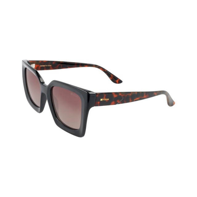 Diese Damen-Sonnenbrille von Kodak kombiniert ein klassisches und modernes Design mit diskreten Details, die für Eleganz sorgen.

 Form und Design:
 - Trendy quadratische Sonnenbrille, ideal für einen vielseitigen und zeitlosen Stil.

 Rahmenmaterial:
 - Der Rahmen dieser Sonnenbrille besteht aus Polycarbonat, einem Material, das für seine Stoßfestigkeit und Leichtigkeit bekannt ist.

 Koteletten:
 - Die Bügel sind passend zum Rahmenmaterial ebenfalls aus Polycarbonat gefertigt.

 Markendetails:
 - Kodak-Branding auf den Bügeln.

 Gläser:
 Polarisiert: Ja.
 - Progression: Ja, kompatibel mit Gleitsichtgläsern.
 - Graduierung: Ja, anpassbar an Ihre visuellen Bedürfnisse.
 - 100 % UV400-Schutz.

 Die Farbe der Sonnenbrillengläser kann aufgrund von Lichteffekten oder Anpassungen der Materialverarbeitung leicht von den Bildern abweichen, ihren Stil und ihre Qualität behalten sie jedoch immer!
 Maßnahmen: Hohe Linse: 42 mm. Linsenbreite: 51 mm. Brücke: 22 mm. Bügel: 145 mm.
 Komposition: Polycarbonat
 Pflege:
Nutzen Sie ein Mikrofasertuch um die Linsen zu reinigen und Kratzer zu vermeiden.