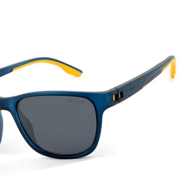 These Kodak men's sunglasses combine a classic, modern design with discreet details that add sophistication.

 Shape and design:
 - Kodak square sunglasses, ideal for a versatile and timeless style.

 Frame Material:
 - Made of TR90 Nylon, an ultra-light, flexible and resistant material, these sunglasses guarantee comfort all day long.

 Sideburns:
 - The temples are also made of TR90, matching the frame material.

 Brand details:
 - Kodak branding on temples.

 Glasses:
 - Polarized: Yes.
 - Progression: Yes, compatible with progressive lenses.
 - Graduation: Yes, adaptable to your visual needs.
 - 100% UV400 protection.

 The color of the sunglasses lenses may vary slightly from the images due to lighting effects or adjustments in the material finish, but they will always retain their style and quality!
 Measures: Lens height: 40 mm. Lens width: 54 mm. Bridge: 19 mm. Temples: 145 mm.
 Composition: Nylon TR90
 Care:
Use a microfiber cloth to clean the lenses and avoid scratches.