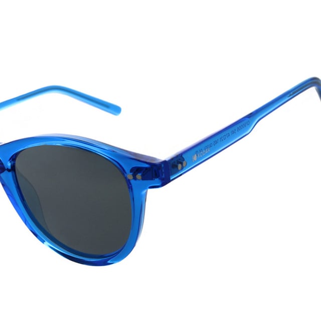 If you like to wear the latest in fashion and accessories are vital for your overall image, don't miss out on the Kodak CF90006 Unisex Sunglasses.

 Shape and design:
 - Kodak sunglasses with a classic round shape.

 Frame Material:
 - The frame of these sunglasses is made of polycarbonate, a material known for its impact resistance and lightness.

 Sideburns:
 - The temples are also made of polycarbonate, matching the frame material.

 Brand details:
 - Kodak branding on temples.

 Glasses:
 - Polarized: Yes.
 - Progression: Yes, compatible with progressive lenses.
 - Graduation: Yes, adaptable to your visual needs.
 - 100% UV400 protection.

 The color of the sunglasses lenses may vary slightly from the images due to lighting effects or adjustments in the material finish, but they will always retain their style and quality!
 Measures: Lens height: 41 mm. Lens width: 47 mm. Bridge: 21 mm. Temples: 145 mm.
 Composition: Polycarbonate
 Care:
Use a microfiber cloth to clean the lenses and avoid scratches.