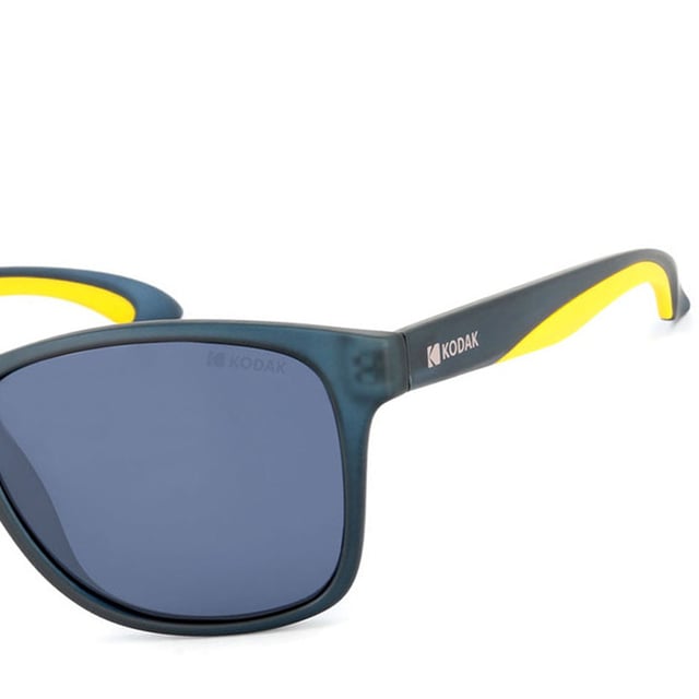 These Kodak men's sunglasses combine a sporty and modern design with vibrant details that make them stand out.

 Shape and design:
 - Kodak sunglasses with a curved square shape.

 Frame Material:
 - The frame of these sports sunglasses is made of polycarbonate, a material known for its impact resistance and lightness.

 Metal temples:
 - The temples are also made of polycarbonate, matching the frame material.

 Brand details:
 - Kodak branding on temples.

 Glasses:
 - Polarized: Yes.
 - Progression: Yes, compatible with progressive lenses.
 - Graduation: Yes, adaptable to your visual needs.
 - 100% UV400 protection.

 The color of the sunglasses lenses may vary slightly from the images due to lighting effects or adjustments in the material finish, but they will always retain their style and quality!
 Measures: Lens height: 42 mm. Lens width: 54 mm. Bridge: 17 mm. Temples: 140 mm.
 Composition: Polycarbonate
 Care:
Use a microfiber cloth to clean the lenses and avoid scratches.