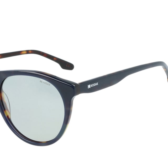 Si te gusta lucir lo último en moda y los accesorios son vitales para el conjunto de tu imagen, no te quedes sin las Gafas de Sol Unisex Kodak FI40000.

Forma y diseño:
- Estas gafas de sol Kodak tienen una forma redonda clásica.

Material de la montura:
Fabricadas en acetato, un material ligero, duradero y de excelente calidad, estas gafas de sol ofrecen comodidad y un acabado refinado.

Patillas:
- Las patillas también están hechas de acetato, a juego con el material de la montura.

Detalles de la marca:
- Grabado de la marca Kodak en las patillas.

Lentes:
- Polarizadas: Sí.
- Progresión: Sí, compatibles con lentes progresivos.
- Graduación: Sí, adaptables a tus necesidades visuales.
- 100% protección UV400.

El color de las lentes de las gafas de sol puede variar ligeramente con respecto a las imágenes debido a efectos de iluminación o ajustes en el acabado del material, ¡pero siempre conservarán su estilo y calidad!
 Medidas: Alto lente: 46 mm. Ancho lente: 52 mm. Puente: 21 mm. Patillas: 145 mm.
 Composición: Acetato
 Cuidados:
Usar un paño de microfibra para limpiar las lentes y evitar rayaduras.