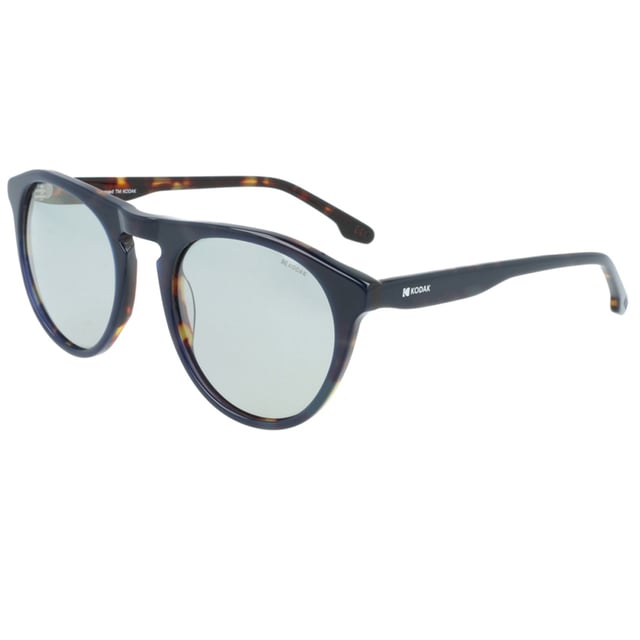 Si te gusta lucir lo último en moda y los accesorios son vitales para el conjunto de tu imagen, no te quedes sin las Gafas de Sol Unisex Kodak FI40000.

Forma y diseño:
- Estas gafas de sol Kodak tienen una forma redonda clásica.

Material de la montura:
Fabricadas en acetato, un material ligero, duradero y de excelente calidad, estas gafas de sol ofrecen comodidad y un acabado refinado.

Patillas:
- Las patillas también están hechas de acetato, a juego con el material de la montura.

Detalles de la marca:
- Grabado de la marca Kodak en las patillas.

Lentes:
- Polarizadas: Sí.
- Progresión: Sí, compatibles con lentes progresivos.
- Graduación: Sí, adaptables a tus necesidades visuales.
- 100% protección UV400.

El color de las lentes de las gafas de sol puede variar ligeramente con respecto a las imágenes debido a efectos de iluminación o ajustes en el acabado del material, ¡pero siempre conservarán su estilo y calidad!
 Medidas: Alto lente: 46 mm. Ancho lente: 52 mm. Puente: 21 mm. Patillas: 145 mm.
 Composición: Acetato
 Cuidados:
Usar un paño de microfibra para limpiar las lentes y evitar rayaduras.