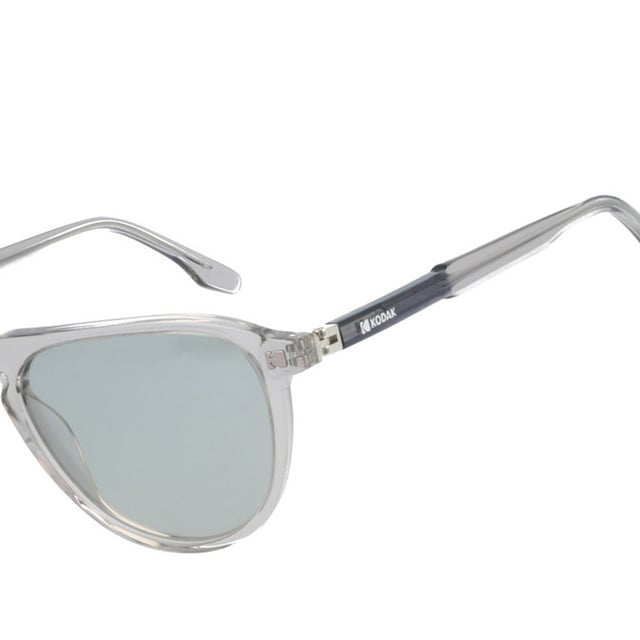 Si te gusta lucir lo último en moda y los accesorios son vitales para el conjunto de tu imagen, no te quedes sin las Gafas de Sol Unisex Kodak FI40022.

Forma y diseño:
- Estas gafas de sol Kodak tienen una forma tipo aviador renovado.

Material de la montura:
Fabricadas en acetato, un material ligero, duradero y de excelente calidad, estas gafas de sol ofrecen comodidad y un acabado refinado.

Patillas:
- Las patillas también están hechas de acetato, a juego con el material de la montura.

Detalles de la marca:
- Grabado de la marca Kodak en las patillas.

Lentes:
- Polarizadas: Sí.
- Progresión: Sí, compatibles con lentes progresivos.
- Graduación: Sí, adaptables a tus necesidades visuales.
- 100% protección UV400.

El color de las lentes de las gafas de sol puede variar ligeramente con respecto a las imágenes debido a efectos de iluminación o ajustes en el acabado del material, ¡pero siempre conservarán su estilo y calidad!
 Medidas: Alto lente: 42 mm. Ancho lente: 53 mm. Puente: 19 mm. Patillas: 145 mm.
 Composición: Acetato
 Cuidados:
Usar un paño de microfibra para limpiar las lentes y evitar rayaduras.