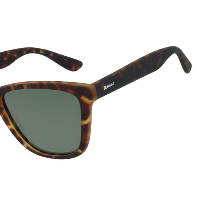 Estas gafas de sol mujer Kodak combinan un diseño clásico y moderno con detalles discretos que aportan sofisticación.

Forma y diseño:
- Gafas de sol cuadradas estilo trendy con bordes suavemente curveados, ideal para un estilo versátil y atemporal.

Material de la montura:
- La montura de estas gafas de sol está fabricada en policarbonato, un material conocido por su resistencia a los impactos y ligereza.

Patillas:
- Las patillas también están elaboradas de policarbonato, a juego con el material de la montura.

Detalles de la marca:
- Grabado de la marca Kodak en las patillas.

Lentes:
- Polarizadas: Sí.
- Progresión: No admiten.
- Graduación: No admiten.
- 100% protección UV400.

El color de las lentes de las gafas de sol puede variar ligeramente con respecto a las imágenes debido a efectos de iluminación o ajustes en el acabado del material, ¡pero siempre conservarán su estilo y calidad!
 Medidas: Alto lente: 42 mm. Ancho lente: 54 mm. Puente: 16 mm. Patillas: 140 mm.
 Composición: Policarbonato
 Cuidados:
Usar un paño de microfibra para limpiar las lentes y evitar rayaduras.