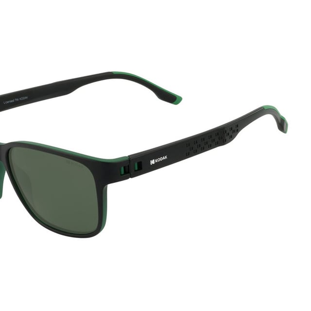 Estas gafas de sol para hombres de Kodak combinan un diseño clásico y moderno con detalles discretos que añaden sofisticación.

Forma y diseño:
- Gafas de sol cuadradas de Kodak, ideales para un estilo versátil y atemporal.

Material del armazón:
- Hechas de Nylon TR90, un material ultra ligero, flexible y resistente, estas gafas garantizan comodidad durante todo el día.

Patillas:
- Las patillas también están hechas de TR90, a juego con el material del armazón.

Detalles de la marca:
- Marca Kodak en las patillas.

Cristales:
- Polarizados: Sí.
- Progresivos: Sí, compatibles con lentes progresivas.
- Graduación: Sí, adaptables a tus necesidades visuales.
- Protección UV400 al 100%.

El color de los cristales de las gafas puede variar ligeramente de las imágenes debido a efectos de iluminación o ajustes en el acabado del material, ¡pero siempre mantendrán su estilo y calidad!
Medidas: Altura de la lente: 42 mm. Ancho de la lente: 56 mm. Puente: 18 mm. Patillas: 140 mm.
Composición: Nylon TR90
Cuidado:
Utiliza un paño de microfibra para limpiar las lentes y evitar rayones.
