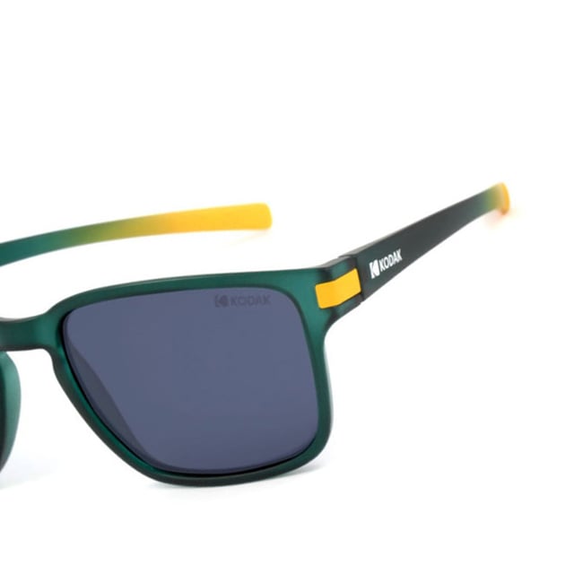 These Kodak men's sunglasses combine a classic, modern design with discreet details that add sophistication.

 Shape and design:
 - Kodak square sunglasses, ideal for a versatile and timeless style.

 Frame Material:
 - Made of TR90 Nylon, an ultra-light, flexible and resistant material, these sunglasses guarantee comfort all day long.

 Sideburns:
 - The temples are also made of TR90, matching the frame material.

 Brand details:
 - Kodak branding on the temples and one of the lenses.

 Glasses:
 - Polarized: Yes.
 - Progression: Yes, compatible with progressive lenses.
 - Graduation: Yes, adaptable to your visual needs.
 - 100% UV400 protection.

 The color of the sunglasses lenses may vary slightly from the images due to lighting effects or adjustments in the material finish, but they will always retain their style and quality!
 Measures: Lens height: 41 mm. Lens width: 54 mm. Bridge: 19 mm. Temples: 135 mm.
 Composition: Nylon TR90
 Care:
Use a microfiber cloth to clean the lenses and avoid scratches.