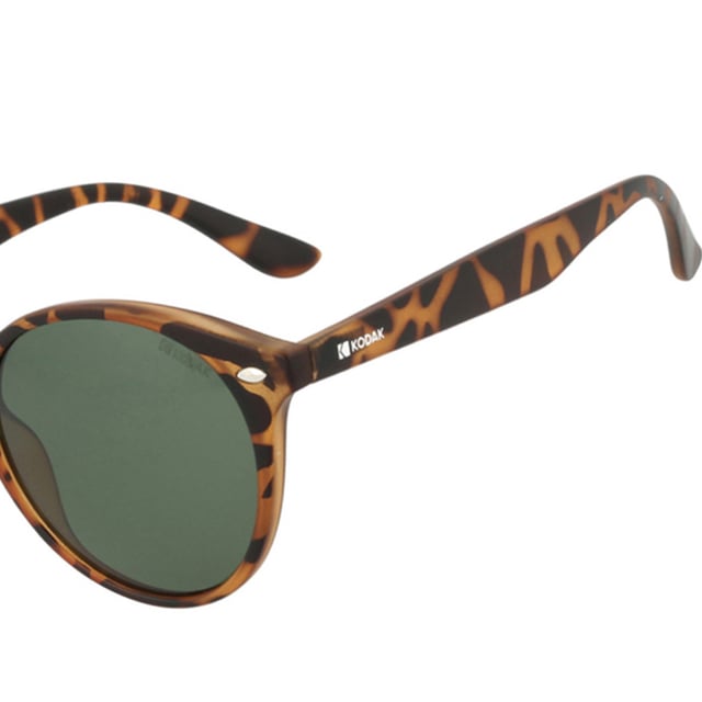 Si te gusta lucir lo último en moda y los accesorios son vitales para el conjunto de tu imagen, no te quedes sin las Gafas de Sol Unisex Kodak CF90011.

Forma y diseño:
- Gafas sol Kodak con forma redonda clásica.

Material de la montura:
- Fabricadas en Nylon TR90, un material ultraligero, flexible y resistente, estas gafas de sol garantizan comodidad durante todo el día.

Patillas:
- Las patillas también están elaboradas de TR90, a juego con el material de la montura.

Detalles de la marca:
- Grabado de la marca Kodak en las patillas.

Lentes:
- Polarizadas: No.
- Progresión: Sí, compatibles con lentes progresivos.
- Graduación: Sí, adaptables a tus necesidades visuales.
- 100% protección UV400.

El color de las lentes de las gafas de sol puede variar ligeramente con respecto a las imágenes debido a efectos de iluminación o ajustes en el acabado del material, ¡pero siempre conservarán su estilo y calidad!
 Medidas: Alto lente: 46 mm. Ancho lente: 49 mm. Puente: 20 mm. Patillas: 145 mm.
 Composición: Nylon TR90
 Cuidados:
Usar un paño de microfibra para limpiar las lentes y evitar rayaduras.