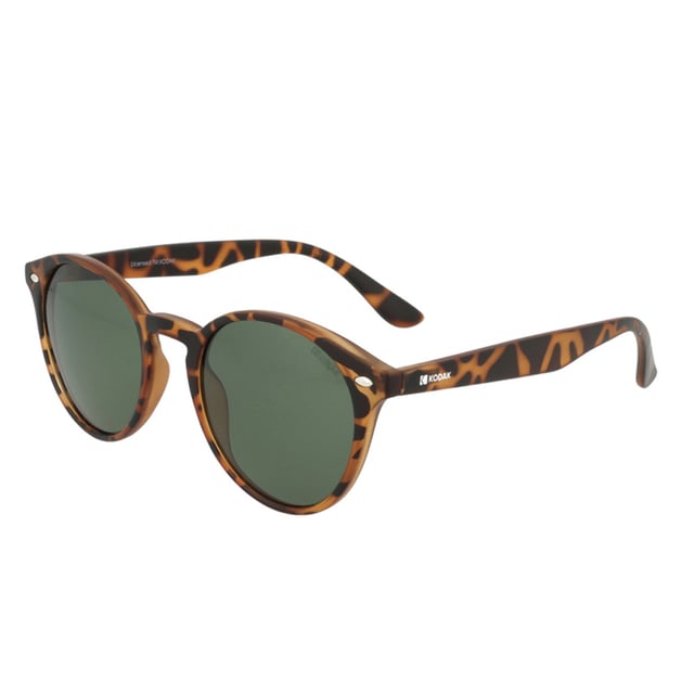 Si te gusta lucir lo último en moda y los accesorios son vitales para el conjunto de tu imagen, no te quedes sin las Gafas de Sol Unisex Kodak CF90011.

Forma y diseño:
- Gafas sol Kodak con forma redonda clásica.

Material de la montura:
- Fabricadas en Nylon TR90, un material ultraligero, flexible y resistente, estas gafas de sol garantizan comodidad durante todo el día.

Patillas:
- Las patillas también están elaboradas de TR90, a juego con el material de la montura.

Detalles de la marca:
- Grabado de la marca Kodak en las patillas.

Lentes:
- Polarizadas: No.
- Progresión: Sí, compatibles con lentes progresivos.
- Graduación: Sí, adaptables a tus necesidades visuales.
- 100% protección UV400.

El color de las lentes de las gafas de sol puede variar ligeramente con respecto a las imágenes debido a efectos de iluminación o ajustes en el acabado del material, ¡pero siempre conservarán su estilo y calidad!
 Medidas: Alto lente: 46 mm. Ancho lente: 49 mm. Puente: 20 mm. Patillas: 145 mm.
 Composición: Nylon TR90
 Cuidados:
Usar un paño de microfibra para limpiar las lentes y evitar rayaduras.