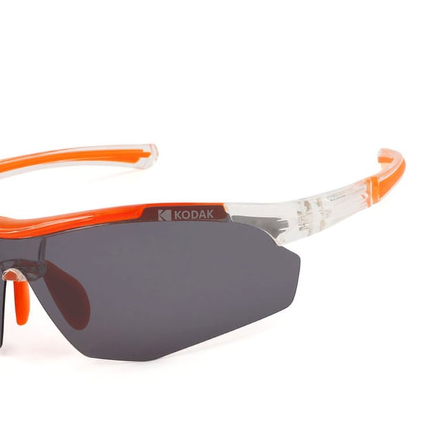 These Kodak men's sunglasses combine a sporty and modern design with vibrant details that make them stand out.

 Shape and design:
 - Kodak sunglasses with a sporty wraparound design, angular half-frame lenses, and ergonomic frame with a raised nose bridge

 Frame Material:
 - Made of TR90 Nylon, an ultra-light, flexible and resistant material, these sunglasses guarantee comfort all day long.

 Sideburns:
 - The temples are also made of TR90, matching the frame material.

 Brand details:
 - Kodak branding on temples.

 Glasses:
 - Polarized: Yes.
 - Progression: Not allowed.
 - Graduation: Not allowed.
 - 100% UV400 protection.

 The color of the sunglasses lenses may vary slightly from the images due to lighting effects or adjustments in the material finish, but they will always retain their style and quality!
 Measures: Lens height: 139 mm. Lens width: 63 mm. Bridge: 15 mm. Temples: 125 mm.
 Composition: Nylon TR90
 Care:
Use a microfiber cloth to clean the lenses and avoid scratches.