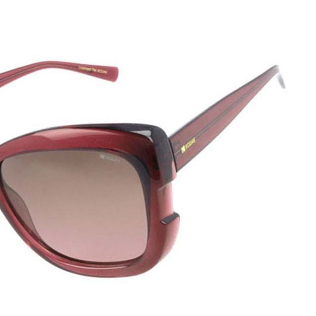These Kodak women's sunglasses combine a classic and modern design with discreet details that add sophistication.

 Shape and design:
 - Trendy square sunglasses, ideal for a versatile and timeless style.

 Frame Material:
 - The frame of these sunglasses is made of polycarbonate, a material known for its impact resistance and lightness.

 Sideburns:
 - The temples are also made of polycarbonate, matching the frame material.

 Brand details:
 - Kodak branding on temples.

 Glasses:
 - Polarized: Yes.
 - Progression: Yes, compatible with progressive lenses.
 - Graduation: Yes, adaptable to your visual needs.
 - 100% UV400 protection.

 The color of the sunglasses lenses may vary slightly from the images due to lighting effects or adjustments in the material finish, but they will always retain their style and quality!
 Measures: Lens height: 46 mm. Lens width: 55 mm. Bridge: 19 mm. Temples: 140 mm.
 Composition: Polycarbonate
 Care:
Use a microfiber cloth to clean the lenses and avoid scratches.