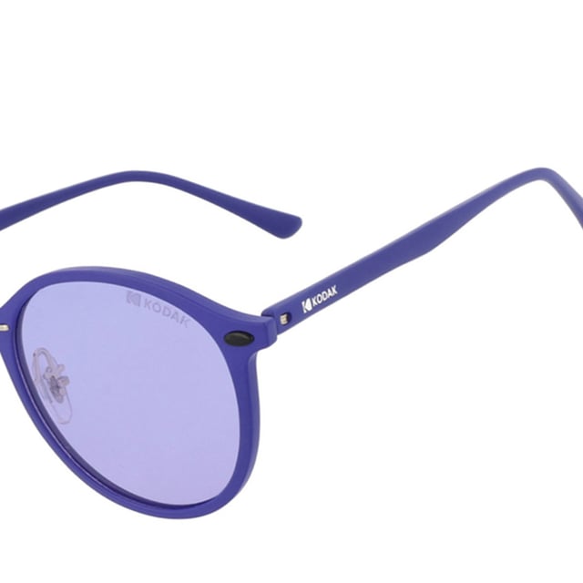 CF90016 Round Polarized Sunglasses for Men and Women If you like to wear the latest in fashion and accessories are vital for your overall image, don't miss out on the Kodak CF90016 Unisex Sunglasses.
Shape and design:
- Kodak sunglasses with a classic round shape.
Frame Material:
- Made of TR90 Nylon, an ultra-light, flexible and resistant material, these sunglasses guarantee comfort all day long.
Sideburns:
- The temples are also made of TR90, matching the frame material.
Brand details:
- Kodak branding on temples.
Glasses:
- Polarized: Yes.
- Progression: Yes, compatible with progressive lenses.
- Graduation: Yes, adaptable to your visual needs.
- 100% UV400 protection.
The color of the sunglasses lenses may vary slightly from the images due to lighting effects or adjustments in the material finish, but they will always retain their style and quality!
Measures: Lens height: 45 mm. Lens width: 49 mm. Bridge: 22 mm. Temples: 140 mm.
Composition: Nylon TR90
Care:
Use a microfiber cloth to clean the lenses and avoid scratches.