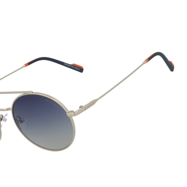 Estas gafas de sol casuales de Kodak combinan un diseño clásico y funcionalidad con un marco de metal y lentes redondos polarizados. Ofrecen una protección UV confiable, reflejando la calidad y precisión óptica características de la marca Kodak.

Forma y diseño:
- Estas gafas de sol Kodak tienen una forma redonda clásica.
- Doble puente.

Material del marco:
- El marco de estas gafas está hecho completamente de metal.
- El uso de metal proporciona durabilidad, ligereza y un acabado elegante al marco.

Templos de metal:
- Los templos también están hechos de metal, a juego con el material del marco.
- El metal en los templos agrega resistencia y estabilidad a la estructura de las gafas.

Detalles de la marca:
- Logo de Kodak en los templos.

Gafas:
- Los lentes son polarizados.
- Progresivo: Sí.
- Ajustable: Sí.
- Protección UV400 al 100%.

El color de los lentes de las gafas de sol puede variar ligeramente de las imágenes debido a efectos de iluminación o ajustes en el acabado del material, ¡pero siempre conservarán su estilo y calidad!
Medidas: Altura del lente: 47 mm. Ancho del lente: 51 mm. Puente: 20 mm. Templos: 145 mm.
Composición: Metal
Cuidado:
Utiliza un paño de microfibra para limpiar los lentes y evitar rasguños.
