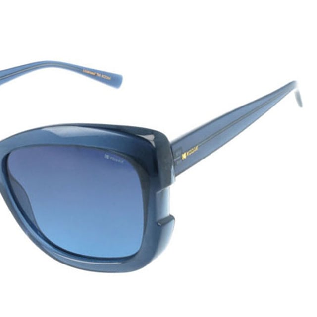 These Kodak women's sunglasses combine a classic and modern design with discreet details that add sophistication.

 Shape and design:
 - Trendy square sunglasses, ideal for a versatile and timeless style.

 Frame Material:
 - The frame of these sunglasses is made of polycarbonate, a material known for its impact resistance and lightness.

 Sideburns:
 - The temples are also made of polycarbonate, matching the frame material.

 Brand details:
 - Kodak branding on temples.

 Glasses:
 - Polarized: Yes.
 - Progression: Yes, compatible with progressive lenses.
 - Graduation: Yes, adaptable to your visual needs.
 - 100% UV400 protection.

 The color of the sunglasses lenses may vary slightly from the images due to lighting effects or adjustments in the material finish, but they will always retain their style and quality!
 Measures: Lens height: 46 mm. Lens width: 55 mm. Bridge: 19 mm. Temples: 140 mm.
 Composition: Polycarbonate
 Care:
Use a microfiber cloth to clean the lenses and avoid scratches.