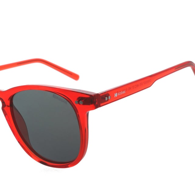 If you like to wear the latest in fashion and accessories are vital for your overall image, don't miss out on the Kodak CF90007 Unisex Sunglasses.

 Shape and design:
 - Kodak sunglasses with a classic round shape.

 Frame Material:
 - The frame of these sunglasses is made of polycarbonate, a material known for its impact resistance and lightness.

 Sideburns:
 - The temples are also made of polycarbonate, matching the frame material.

 Brand details:
 - Kodak branding on temples.

 Glasses:
 - Polarized: Yes.
 - Progression: Yes, compatible with progressive lenses.
 - Graduation: Yes, adaptable to your visual needs.
 - 100% UV400 protection.

 The color of the sunglasses lenses may vary slightly from the images due to lighting effects or adjustments in the material finish, but they will always retain their style and quality!
 Measures: Lens height: 44 mm. Lens width: 48 mm. Bridge: 21 mm. Temples: 145 mm.
 Composition: Polycarbonate
 Care:
Use a microfiber cloth to clean the lenses and avoid scratches.