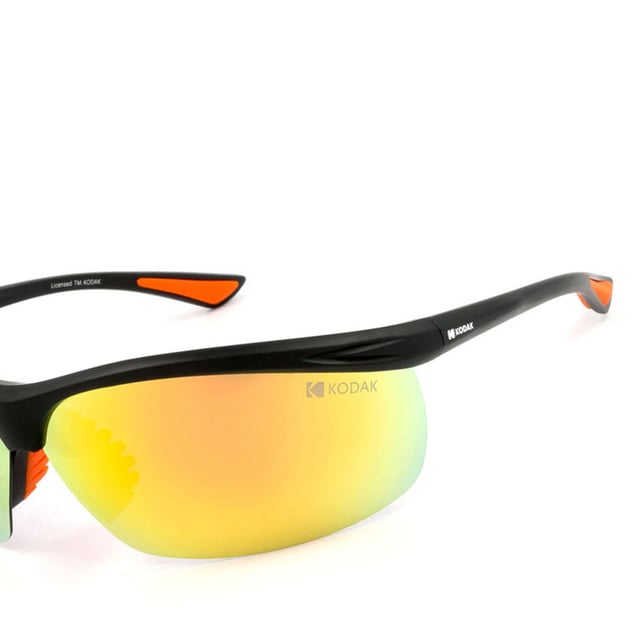 Estas gafas de sol para hombre de Kodak combinan un diseño deportivo y moderno con detalles vibrantes que las hacen destacar.

Forma y diseño:
- Gafas de sol rectangulares de media montura de Kodak.

Material de la montura:
- Fabricadas con Nylon TR90, un material ultraligero, flexible y resistente, estas gafas garantizan comodidad todo el día.

Patillas:
- Las varillas también están hechas de TR90, combinando con el material de la montura.

Detalles de la marca:
- Marca Kodak en las varillas.

Lentes:
- Polarizadas: Sí.
- Progresivas: No permitidas.
- Graduación: No permitida.
- Protección 100% UV400.

El color de las lentes de las gafas puede variar ligeramente de las imágenes debido a efectos de iluminación o ajustes en el acabado del material, ¡pero siempre mantendrán su estilo y calidad!
Medidas: Altura de la lente: 42 mm. Ancho de la lente: 78 mm. Puente: 8 mm. Patillas: 125 mm.
Composición: Nylon TR90.
Cuidado:
Utiliza un paño de microfibra para limpiar las lentes y evitar rayones.