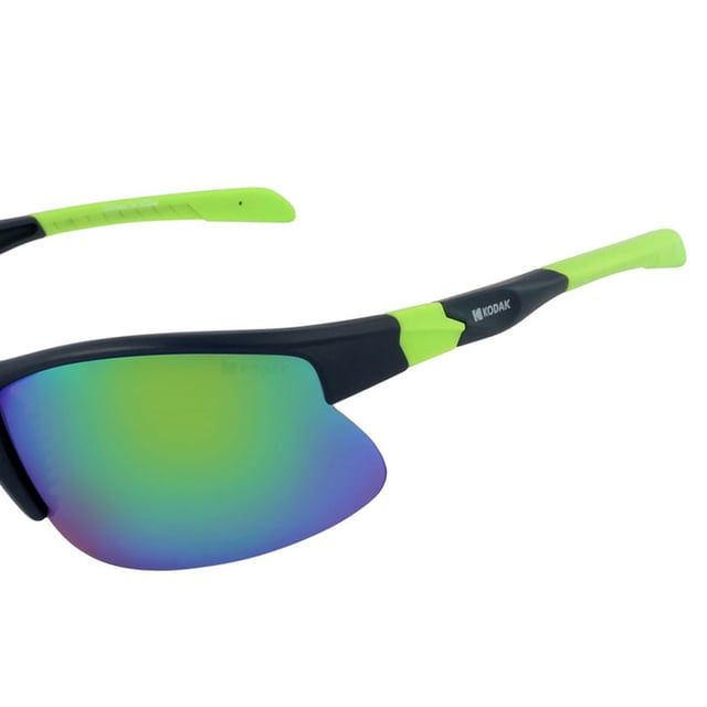 Estas gafas de sol hombre Kodak combinan un diseño deportivo y moderno con detalles vibrantes que las hacen destacar.

Forma y diseño:
- Gafas de sol Kodak con forma aerodinámica envolvente.

Material de la montura:
- La montura de estas gafas de sol deportivas está fabricada en policarbonato, un material conocido por su resistencia a los impactos y ligereza.

Patillas:
- Las patillas también están elaboradas de policarbonato, a juego con el material de la montura.

Detalles de la marca:
- Grabado de la marca Kodak en las patillas.

Lentes:
- Polarizadas: Sí.
- Progresión: No admite.
- Graduación: No admite.
- 100% protección UV400.

El color de las lentes de las gafas de sol puede variar ligeramente con respecto a las imágenes debido a efectos de iluminación o ajustes en el acabado del material, ¡pero siempre conservarán su estilo y calidad!
 Medidas: Alto lente: 42 mm. Ancho lente: 62 mm. Puente: 19 mm. Patillas: 130 mm.
 Composición: Policarbonato
 Cuidados:
Usar un paño de microfibra para limpiar las lentes y evitar rayaduras.