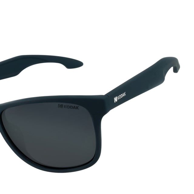 These Kodak men's sunglasses combine a sporty and modern design with vibrant details that make them stand out.

 Shape and design:
 - Kodak sunglasses with a curved rectangular shape.

 Frame Material:
 - The frame of these sports sunglasses is made of polycarbonate, a material known for its impact resistance and lightness.

 Sideburns:
 - The temples are also made of polycarbonate, matching the frame material.

 Brand details:
 - Kodak branding on temples.

 Glasses:
 - Polarized: No.
 - Progression: Yes, compatible with progressive lenses.
 - Graduation: Yes, adaptable to your visual needs.
 - 100% UV400 protection.

 The color of the sunglasses lenses may vary slightly from the images due to lighting effects or adjustments in the material finish, but they will always retain their style and quality!
 Measures: Lens height: 43 mm. Lens width: 55 mm. Bridge: 18 mm. Temples: 140 mm.
 Composition: Polycarbonate
 Care:
Use a microfiber cloth to clean the lenses and avoid scratches.