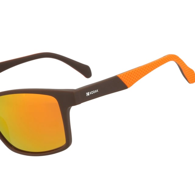 These Kodak men's sunglasses combine a sporty and modern design with vibrant details that make them stand out.

 Shape and design:
 - Kodak sunglasses with a curved rectangular shape.

 Frame Material:
 - Made of TR90 Nylon, an ultra-light, flexible and resistant material, these sunglasses guarantee comfort all day long.

 Sideburns:
 - The temples are also made of TR90, matching the frame material.

 Brand details:
 - Kodak branding on temples.

 Glasses:
 - Polarized: Yes.
 - Progression: Yes, compatible with progressive lenses.
 - Graduation: Yes, adaptable to your visual needs.
 - 100% UV400 protection.

 The color of the sunglasses lenses may vary slightly from the images due to lighting effects or adjustments in the material finish, but they will always retain their style and quality!
 Measures: Lens height: 42 mm. Lens width: 59 mm. Bridge: 16 mm. Temples: 145 mm.
 Composition: Nylon TR90
 Care:
Use a microfiber cloth to clean the lenses and avoid scratches.
