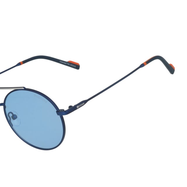 Gafas de Sol Polarizadas Redondas CF90000 Hombre-Mujer Estas gafas sol Kodak de estilo casual combinan diseño clásico y funcionalidad, con una montura metálica y lentes redondas polarizadas. Ofrecen protección confiable contra los rayos UV, reflejando la calidad y precisión óptica características de la marca Kodak.
Forma y diseño:
- Estas gafas de sol Kodak tienen una forma redonda clásica.
- Doble puente.
Material de la montura:
- La montura de estas gafas está fabricada completamente en metal.
- El uso de metal proporciona durabilidad, ligereza y un acabado elegante a la montura.
Patillas metálicas:
- Las patillas también están hechas de metal, a juego con el material de la montura.
- El metal en las patillas agrega solidez y estabilidad a la estructura de las gafas.
Detalles de la marca:
- Grabado de la marca Kodak en las patillas.
Lentes:
- Los lentes son polarizados.
- Progresivos: Sí.
- Graduables: Sí.
- 100% protección UV400.
El color de las lentes de las gafas de sol puede variar ligeramente con respecto a las imágenes debido a efectos de iluminación o ajustes en el acabado del material, ¡pero siempre conservarán su estilo y calidad!
Medidas: Alto lente: 47 mm. Ancho lente: 51 mm. Puente: 20 mm. Patillas: 145 mm.
Composición: Metal
Cuidados:
Usar un paño de microfibra para limpiar las lentes y evitar rayaduras.