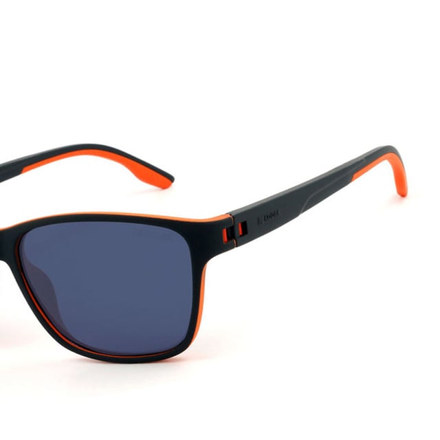 These Kodak men's sunglasses combine a modern and sophisticated design with high-quality materials to provide style and protection.

 Shape and design:
 - These Kodak men's sunglasses offer a stylish square style.

 Frame Material:
 - Made with a lightweight metal frame, these sunglasses provide durability and a comfortable fit.

 Metal temples:
 - The slim, refined temples are crafted from metal, complementing the modern design of the frame.

 Brand details:
 - Kodak branding on temples.

 Glasses:
 - Polarized: No.
 - Progression: Yes, compatible with progressive lenses.
 - Graduation: Yes, adaptable to your visual needs.
 - 100% UV400 protection.

 The color of the sunglasses lenses may vary slightly from the images due to lighting effects or adjustments in the material finish, but they will always retain their style and quality!
 Measures: Lens height: 43 mm. Lens width: 55 mm. Bridge: 17 mm. Temples: 145 mm.
 Composition: Nylon TR90
 Care:
Use a microfiber cloth to clean the lenses and avoid scratches.