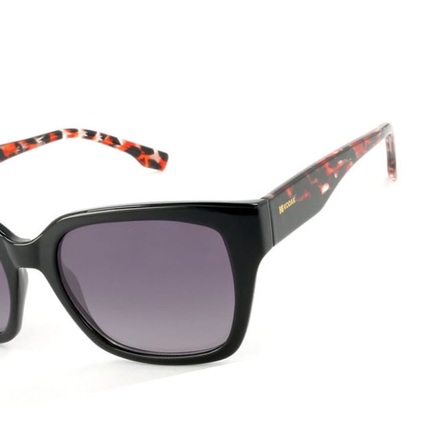 Estas gafas de sol mujer Kodak combinan un diseño clásico y moderno con detalles discretos que aportan sofisticación.

Forma y diseño:
- Gafas de sol cuadradas estilo trendy, ideal para un estilo versátil y atemporal.

Material de la montura:
- La montura de estas gafas de sol está fabricada en policarbonato, un material conocido por su resistencia a los impactos y ligereza.

Patillas:
- Las patillas también están elaboradas de policarbonato, a juego con el material de la montura.

Detalles de la marca:
- Grabado de la marca Kodak en las patillas.

Lentes:
- Polarizadas: Sí.
- Progresión: Sí, compatibles con lentes progresivos.
- Graduación: Sí, adaptables a tus necesidades visuales.
- 100% protección UV400.

El color de las lentes de las gafas de sol puede variar ligeramente con respecto a las imágenes debido a efectos de iluminación o ajustes en el acabado del material, ¡pero siempre conservarán su estilo y calidad!
 Medidas: Alto lente: 48 mm. Ancho lente: 54 mm. Puente: 19 mm. Patillas: 145 mm.
 Composición: Policarbonato
 Cuidados:
Usar un paño de microfibra para limpiar las lentes y evitar rayaduras.