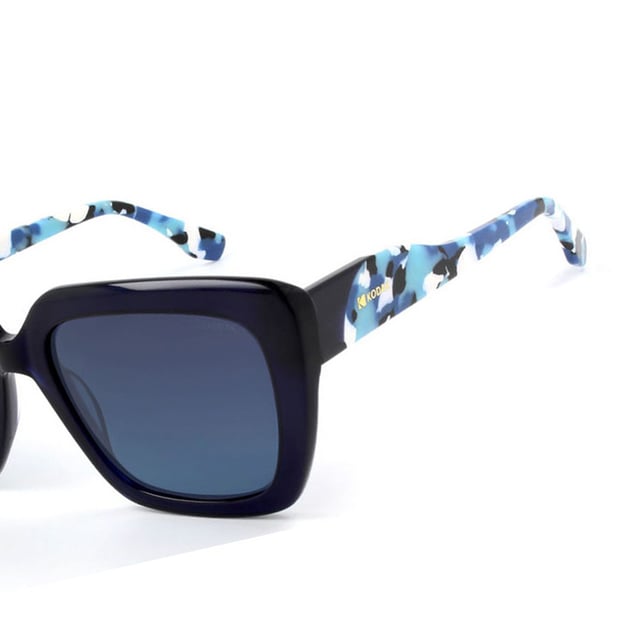 If you like to wear the latest in fashion and accessories are vital for your overall image, don't miss out on the Kodak FI40062 Women's Sunglasses.

 Shape and design:
 - Kodak geometric sunglasses, combining an oversized rectangular design.

 Frame Material:
 - Made from acetate, a lightweight, durable and excellent quality material, these sunglasses offer comfort and a refined finish.

 Sideburns:
 - The temples are also made of acetate, matching the frame material.

 Brand details:
 - Kodak branding on temples.

 Glasses:
 - Polarized: Yes.
 - Progression: Yes, compatible with progressive lenses.
 - Graduation: Yes, adaptable to your visual needs.
 - 100% UV400 protection.

 The color of the sunglasses lenses may vary slightly from the images due to lighting effects or adjustments in the material finish, but they will always retain their style and quality!

 The color of the sunglasses lenses may vary slightly from the images due to lighting effects or adjustments in the material finish, but they will always retain their style and quality!
 Measures: Lens height: 44 mm. Lens width: 53 mm. Bridge: 19 mm. Temples: 145 mm.
 Composition: Acetate
 Care:
Use a microfiber cloth to clean the lenses and avoid scratches.