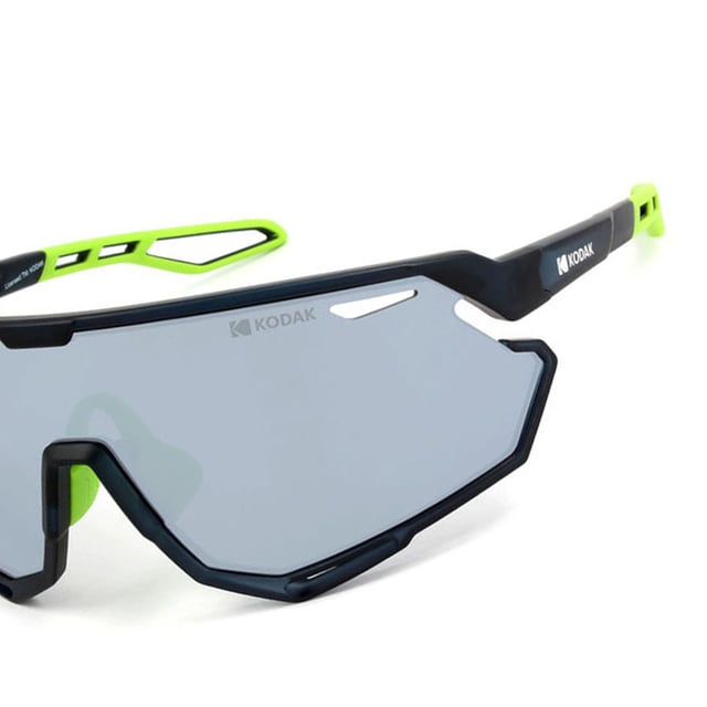 Estas gafas de sol deportivas hombre Kodak combinan un diseño futurista y envolvente con detalles ergonómicos que ofrecen máxima protección y estilo.

Forma y diseño:
- Gafas de sol Kodak tipo shield con lente única envolvente, ideal para una cobertura completa.

Material de la montura:
- Fabricadas en Nylon TR90, un material ultraligero, flexible y resistente, estas gafas de sol garantizan comodidad durante todo el día.

Patillas:
- Las patillas también están elaboradas de TR90, a juego con el material de la montura.

Detalles de la marca:
- Grabado de la marca Kodak en las patillas.

Lentes:
- Polarizadas: No.
- Progresión: No admite.
- Graduación: No admite.
- 100% protección UV400.

El color de las lentes de las gafas de sol puede variar ligeramente con respecto a las imágenes debido a efectos de iluminación o ajustes en el acabado del material, ¡pero siempre conservarán su estilo y calidad!
 Medidas: Alto lente: 54 mm. Ancho lente: 145 mm. Puente: 0 mm. Patillas: 125 mm.
 Composición: Nylon TR90
 Cuidados:
Usar un paño de microfibra para limpiar las lentes y evitar rayaduras.