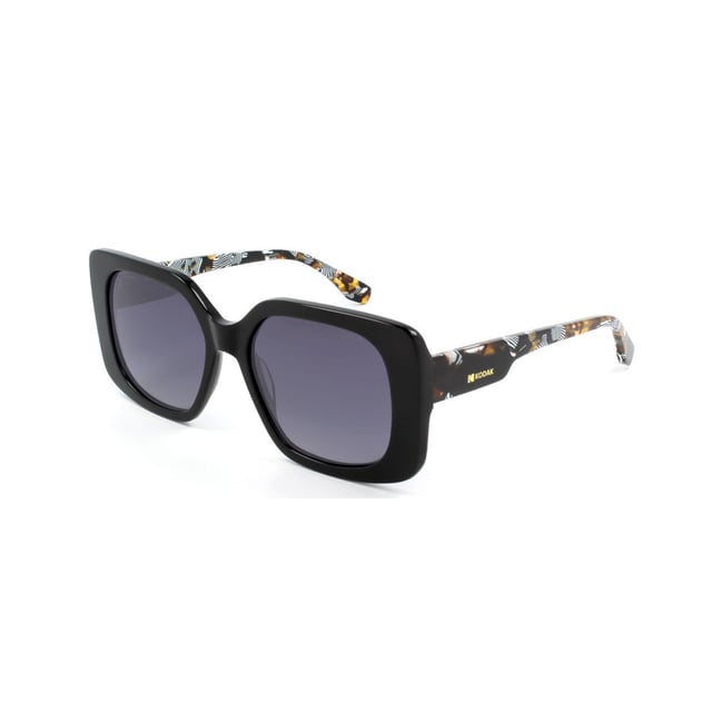 Si te gusta lucir lo último en moda y los accesorios son vitales para el conjunto de tu imagen, no te quedes sin las Gafas de Sol Mujer Kodak FI40061.

Forma y diseño:
- Gafas de sol geométricas Kodak, combinando un diseño rectangular oversize.

Material de la montura:
- Fabricadas en acetato, un material ligero, duradero y de excelente calidad, estas gafas de sol ofrecen comodidad y un acabado refinado.

Patillas:
- Las patillas también están elaboradas de acetato, a juego con el material de la montura.

Detalles de la marca:
- Grabado de la marca Kodak en las patillas.

Lentes:
- Polarizadas: Sí.
- Progresión: Sí, compatibles con lentes progresivos.
- Graduación: Sí, adaptables a tus necesidades visuales.
- 100% protección UV400.
 Medidas: Alto lente: 46 mm. Ancho lente: 53 mm. Puente: 19 mm. Patillas: 145 mm.
 Composición: Acetato
 Cuidados:
Usar un paño de microfibra para limpiar las lentes y evitar rayaduras.