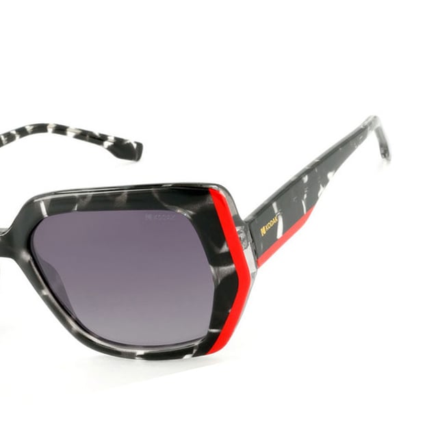 Estas gafas de sol mujer Kodak combinan un diseño clásico y moderno con detalles discretos que aportan sofisticación.

Forma y diseño:
- Estas gafas de sol presentan una forma geométrica oversize, ideal para un look moderno y audaz. 

Material de la montura:
- La montura de estas gafas de sol está fabricada en policarbonato, un material conocido por su resistencia a los impactos y ligereza.

Patillas:
- Las patillas también están elaboradas de policarbonato, a juego con el material de la montura.

Detalles de la marca:
- Grabado de la marca Kodak en las patillas.

Lentes:
- Polarizadas: Sí.
- Progresión: Sí, compatibles con lentes progresivos.
- Graduación: Sí, adaptables a tus necesidades visuales.
- 100% protección UV400.

El color de las lentes de las gafas de sol puede variar ligeramente con respecto a las imágenes debido a efectos de iluminación o ajustes en el acabado del material, ¡pero siempre conservarán su estilo y calidad!
 Medidas: Alto lente: 45 mm. Ancho lente: 53 mm. Puente: 18 mm. Patillas: 145 mm.
 Composición: Policarbonato
 Cuidados:
Usar un paño de microfibra para limpiar las lentes y evitar rayaduras.