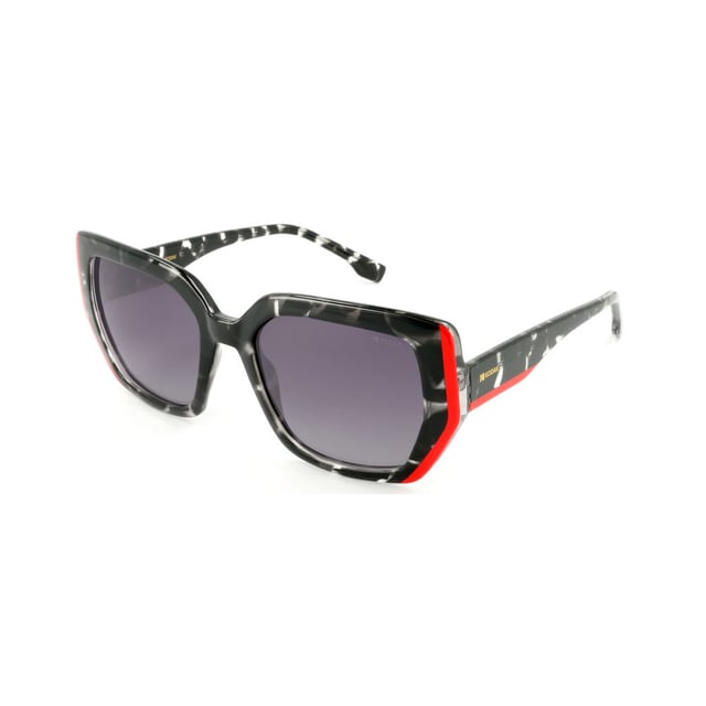 Estas gafas de sol mujer Kodak combinan un diseño clásico y moderno con detalles discretos que aportan sofisticación.

Forma y diseño:
- Estas gafas de sol presentan una forma geométrica oversize, ideal para un look moderno y audaz. 

Material de la montura:
- La montura de estas gafas de sol está fabricada en policarbonato, un material conocido por su resistencia a los impactos y ligereza.

Patillas:
- Las patillas también están elaboradas de policarbonato, a juego con el material de la montura.

Detalles de la marca:
- Grabado de la marca Kodak en las patillas.

Lentes:
- Polarizadas: Sí.
- Progresión: Sí, compatibles con lentes progresivos.
- Graduación: Sí, adaptables a tus necesidades visuales.
- 100% protección UV400.

El color de las lentes de las gafas de sol puede variar ligeramente con respecto a las imágenes debido a efectos de iluminación o ajustes en el acabado del material, ¡pero siempre conservarán su estilo y calidad!
 Medidas: Alto lente: 45 mm. Ancho lente: 53 mm. Puente: 18 mm. Patillas: 145 mm.
 Composición: Policarbonato
 Cuidados:
Usar un paño de microfibra para limpiar las lentes y evitar rayaduras.