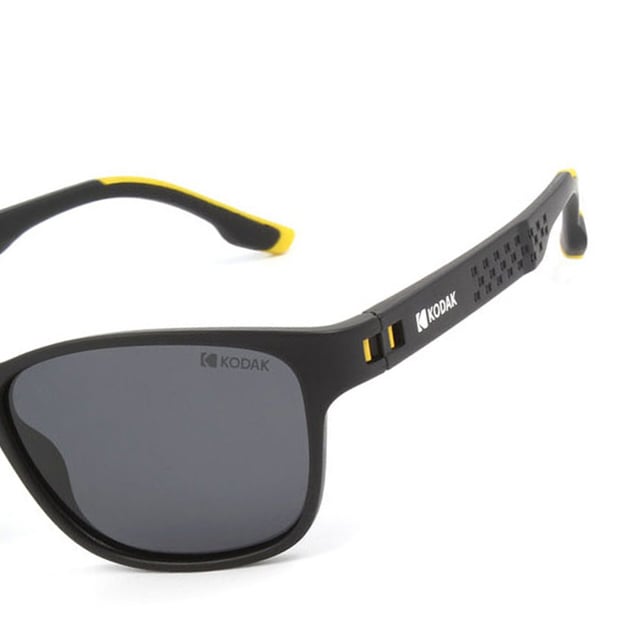 Estas gafas de sol para hombres de Kodak combinan un diseño deportivo y moderno con detalles vibrantes que las hacen destacar.

Forma y diseño:
- Gafas de sol Kodak con una forma rectangular curva.

Material del armazón:
- Hechas de Nylon TR90, un material ultra ligero, flexible y resistente, estas gafas garantizan comodidad todo el día.

Patillas:
- Las patillas también están hechas de TR90, coincidiendo con el material del armazón.

Detalles de la marca:
- Logotipo de Kodak en las patillas.

Cristales:
- Polarizados: Sí.
- Progresivos: Sí, compatibles con lentes progresivos.
- Graduación: Sí, adaptables a tus necesidades visuales.
- Protección 100% UV400.

El color de los cristales de las gafas puede variar ligeramente de las imágenes debido a efectos de iluminación o ajustes en el acabado del material, ¡pero siempre mantendrán su estilo y calidad!
Medidas: Altura del cristal: 39 mm. Ancho del cristal: 54 mm. Puente: 16 mm. Patillas: 145 mm.
Composición: Nylon TR90
Cuidados:
Utiliza un paño de microfibra para limpiar los cristales y evitar rasguños.