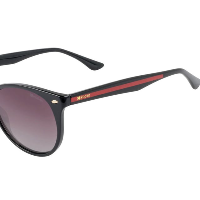 These Kodak women's sunglasses combine a classic and modern design with discreet details that add sophistication.

 Shape and design:
 - Round women's sunglasses, ideal for a versatile and timeless style.

 Frame Material:
 - The frame of these sunglasses is made of polycarbonate, a material known for its impact resistance and lightness.

 Sideburns:
 - The temples are also made of polycarbonate, matching the frame material.

 Brand details:
 - Kodak branding on temples.

 Glasses:
 - Polarized: Yes.
 - Progression: Yes, compatible with progressive lenses.
 - Graduation: Yes, adaptable to your visual needs.
 - 100% UV400 protection.

 The color of the sunglasses lenses may vary slightly from the images due to lighting effects or adjustments in the material finish, but they will always retain their style and quality!
 Measures: Lens height: 45 mm. Lens width: 55 mm. Bridge: 18 mm. Temples: 145 mm.
 Composition: Polycarbonate
 Care:
Use a microfiber cloth to clean the lenses and avoid scratches.