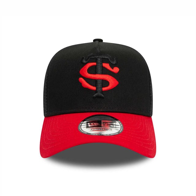 Juniors New Era Stade Toulousain Core Trucker Cap in black.- Stretch-snap.- Mesh back and sides.- Structured crown.- Stade Toulousain logo on front.- New Era Flag embroidered on left.- Curved visor.- 100% Cotton.- Ref: 60471450