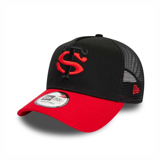 Juniors New Era Stade Toulousain Core Trucker Cap in black.- Stretch-snap.- Mesh back and sides.- Structured crown.- Stade Toulousain logo on front.- New Era Flag embroidered on left.- Curved visor.- 100% Cotton.- Ref: 60471450