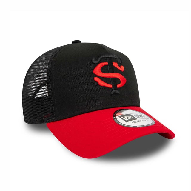 Juniors New Era Stade Toulousain Core Trucker Cap in black.- Stretch-snap.- Mesh back and sides.- Structured crown.- Stade Toulousain logo on front.- New Era Flag embroidered on left.- Curved visor.- 100% Cotton.- Ref: 60471450