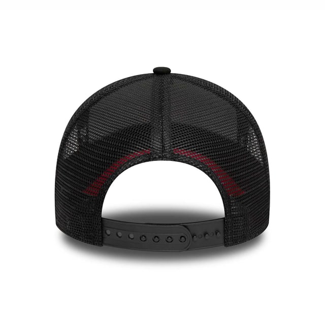 Juniors New Era Stade Toulousain Core Trucker Cap in black.- Stretch-snap.- Mesh back and sides.- Structured crown.- Stade Toulousain logo on front.- New Era Flag embroidered on left.- Curved visor.- 100% Cotton.- Ref: 60471450